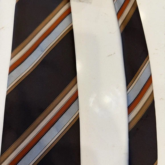 Vintage 1970s Gucci Silk Necktie Brown Striped
Made in Italy. Designer tie - Picture 5 of 5
